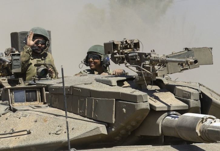 Dos soldados israelíes, sobre un tanque. (Jack GUEZ/AFP PHOTO)