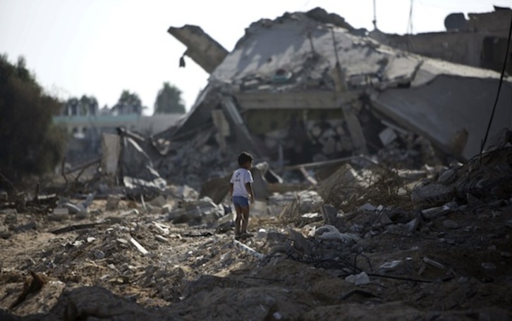 Un niño camina sobre los escombros en Gaza. (Mahmud HAMS/AFP PHOTO)