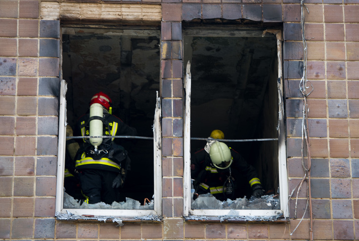 Ventana del piso incendiado en Gasteiz. (Raul BOGAJO / ARGAZKI PRESS)