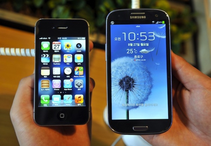 Un dispositivo de Apple, junto a otro de Samsung. (JUNG YEON-JE/AFP PHOTO)