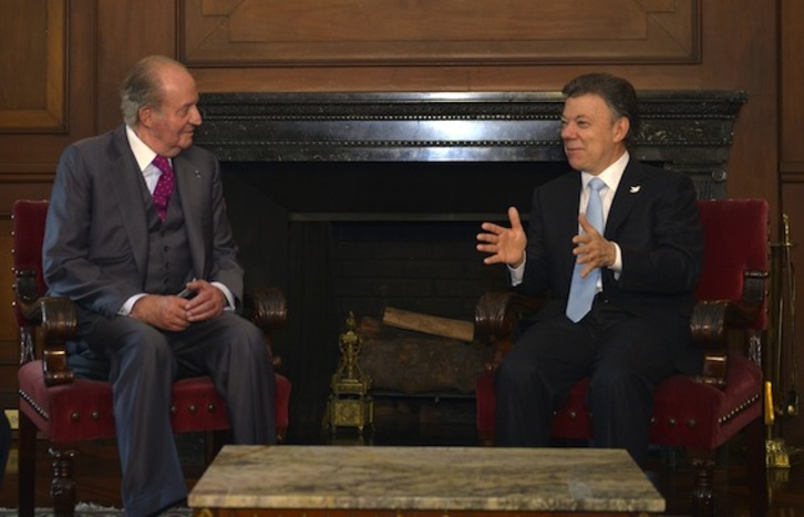 El presidente de Colombia, Juan Manuel Santos, recibió ayer a Juan Carlos de Borbón. (Juan Pablo BELLO/AFP PHOTO)