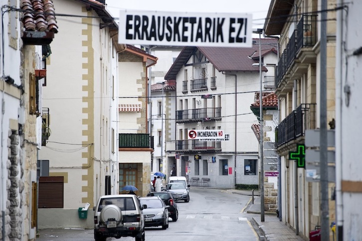 Cartel contra la incineradora en las calles de Olatzagutia. (Iñigo URIZ/ARGAZKI PRESS)