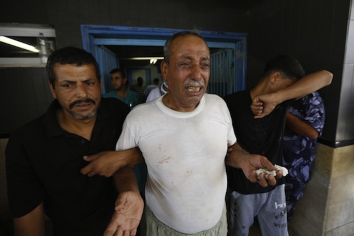 El padre del niño palestino fallecido en un ataque israelí. (Mohammed ABED/AFP PHOTO)