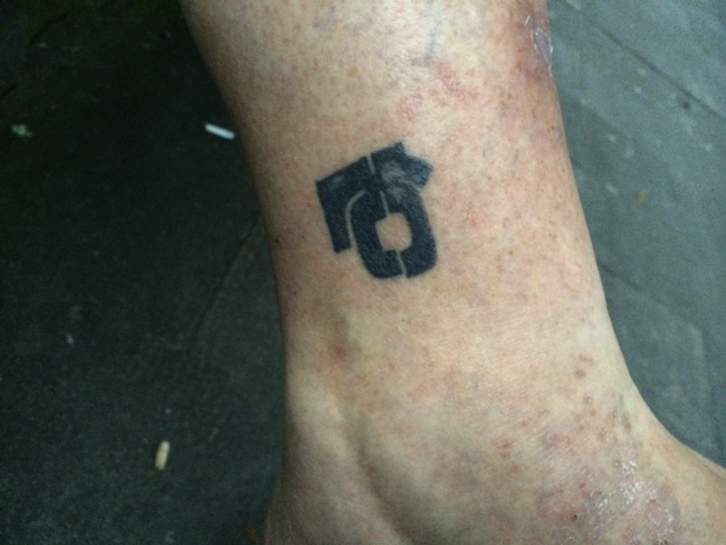 Tatuaje por la amnistía cerca del tobillo de Pili Irastorza.