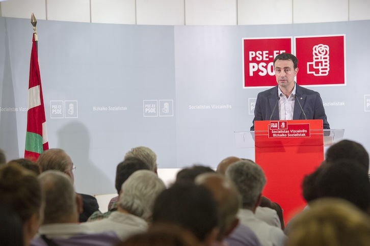 Mikel Torres, durante la pesentación de su candidatura a liderar el PSE de Bizkaia. (Marisol RAMÍREZ / AFP)
