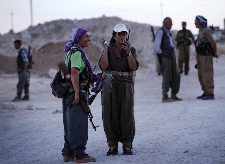Militantes del PKK cerca de Makhmur, ciudad kurda atacada recientemente por el Estado Islámico. (SAFIN HAMED / AFP) 