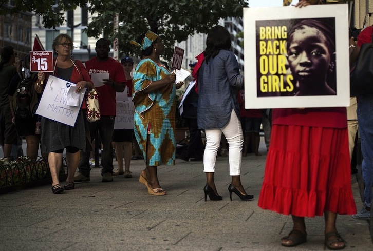Movilización en Washington para solicitar la puesta en libertad de las 200 niñas secuestradas en abril. (Brendan SMIALOWSKI / AFP)