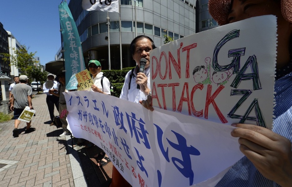 Israelen Tokioko enbaxadaren aurren Haserre Eguneko protesta. (T.K. | AFP)