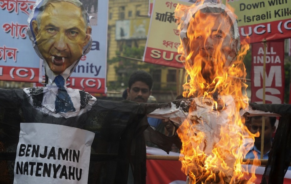 Indiako UCI talde komunistakoak Netanyahu eta Obamaren erretratoak erretzen. (D.S. | AFP)