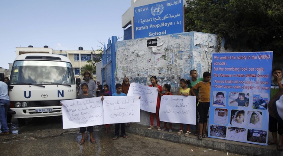 Gazako Rafah hiriko umeak NBEren eskola aurrean protesta. (S.K. | AFP)