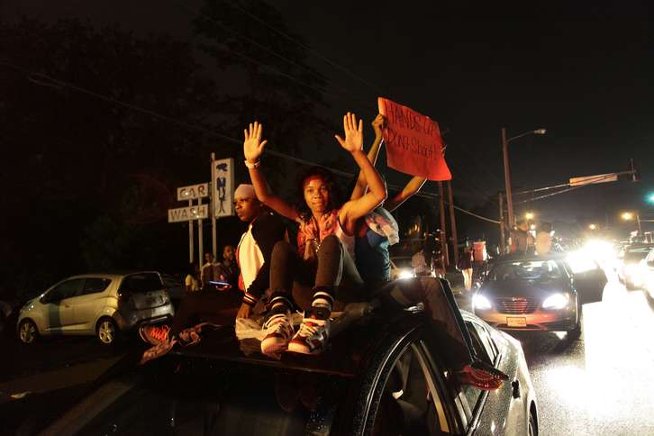 Manifestantes con los brazos en alto en las protestas en Ferguson. (Joshua LOTT / AFP)
