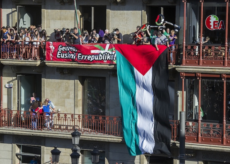 Una gran bandera palestina en la balconada de la sede de EA.