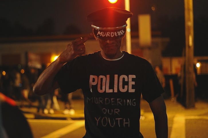 ‘La Policía asesinando a nuestra juventud’, se lee en la camiseta de este manifestante en Ferguson. (Michael B. Thomas / AFP) 
