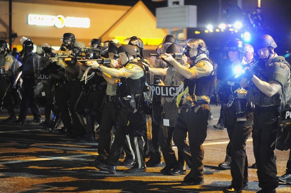 La Policía apunta directamente a los manifestantes. (Michael B. Thomas /AFP)