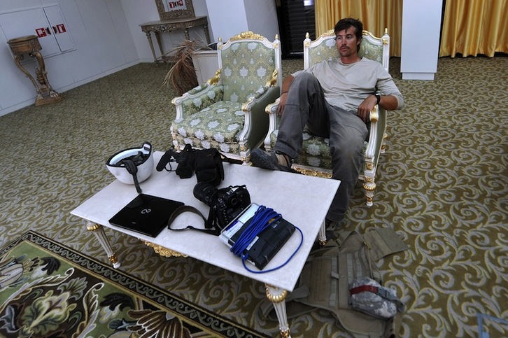 Foley en una sala del aeropuerto de Sirte, en Libya, dos meses antes de su secuestro. (ARIS MESSINIS / AFP)
