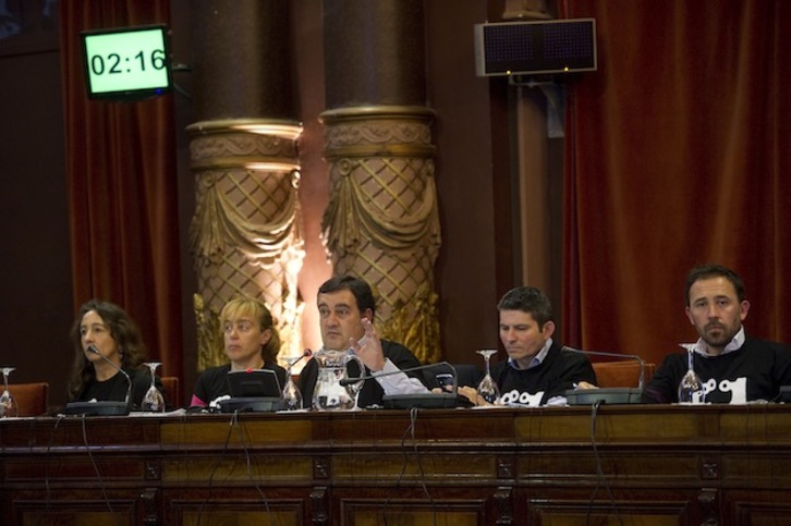 Enrique Ramos, segundo por la derecha, durante un Pleno municipal en Donostia. (Juan Carlos RUIZ / ARGAZKI PRESS)