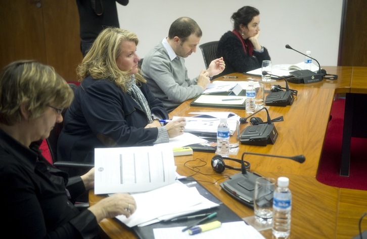Amaya Zarranz, segunda por la izquierda, durante una comisión parlamentaria. (Jagoba MANTEROLA / ARGAZKI PRESS) 