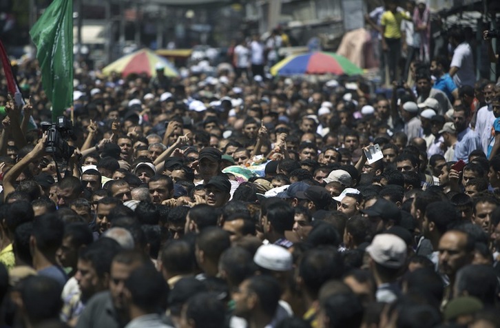 Funeral multitudinario en Rafah tras la muerte de tres altos cargos de las Brigadas de Ezzedine al-Qasam. (MAHMUD HAMS / AFP)