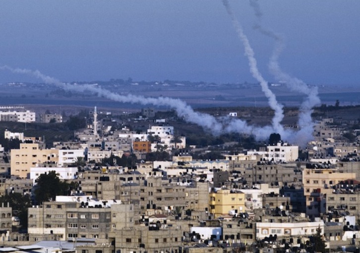 Estela de cohetes lanzados desde Gaza contra territorio israelí. (Roberto SCHMIDT / AFP)
