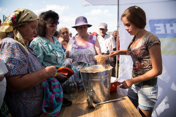 Voluntarios sirven comida en el norte de Donetsk. (OLEKSANDR RATUSHNIAK / AFP)