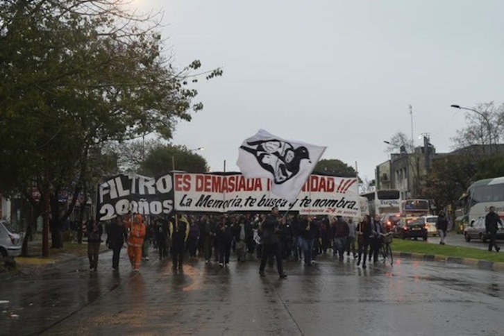 Manifestazioa Montevideon, Filtroko sarraskiaren hogeigarren urtemugan. (NAIZ)
