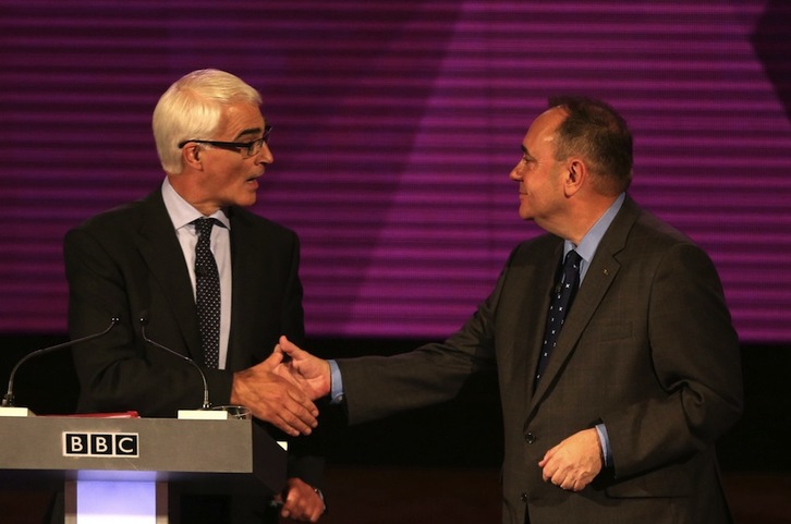 Darling y Salmond se estrechan la mano tras el debate. (David CHESKIN/AFP)