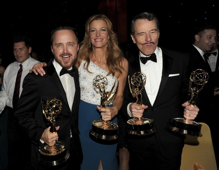 Aaron Paul, Anna Gunn y Bryan Cranston, con sus galardones. (Kevin WINTER/AFP)