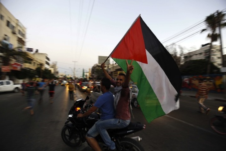 Celebraciones en las calles de la capital de Gaza. (Mohammed ABED/AFP PHOTO)