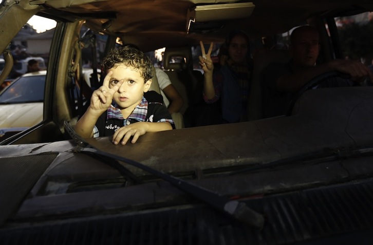 Un niño palestino hace con sus dedos el signo de la victoria tras 50 días de ofensiva israelí. (Mohammed ABED /AFP)