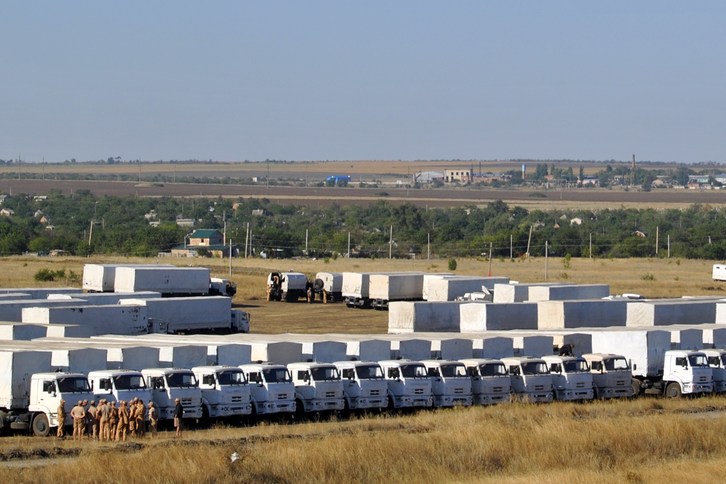 Camiones enviados por Rusia con ayuda humanitaria a Donbass. (Irina MASSALSKAYA / AFP)