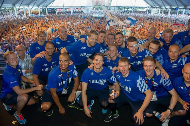 Los jugadores de Finlandia en la fiesta con los aficionados. (Juanan RUIZ / ARGAZKI PRESS)