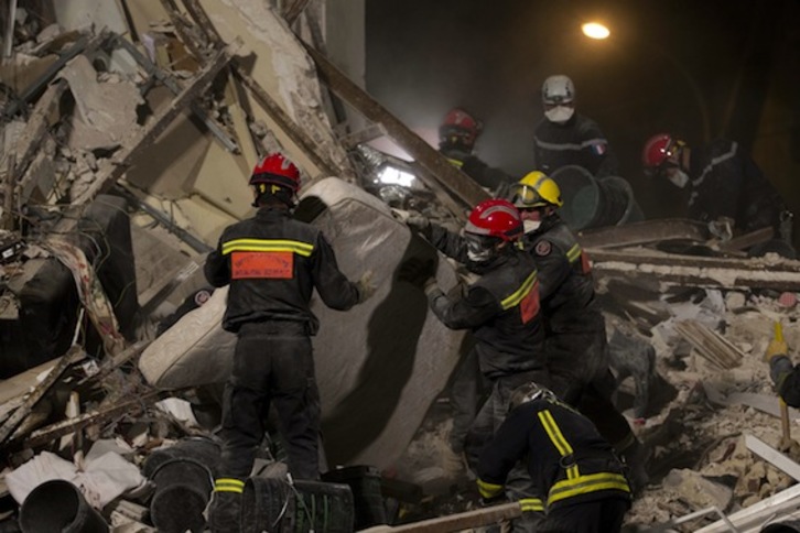 Los equipos de rescate buscan entre los escombros a los desaparecidos. (Kenzo TRIBOUILLARD/AFP PHOTO)