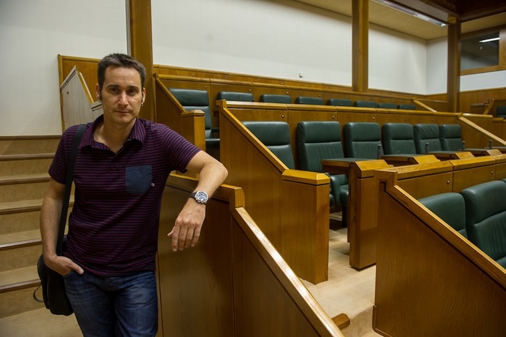 Iker Casanova posa en el Parlamento de Gasteiz. (Juanan RUIZ/ARGAZKI PRESS)