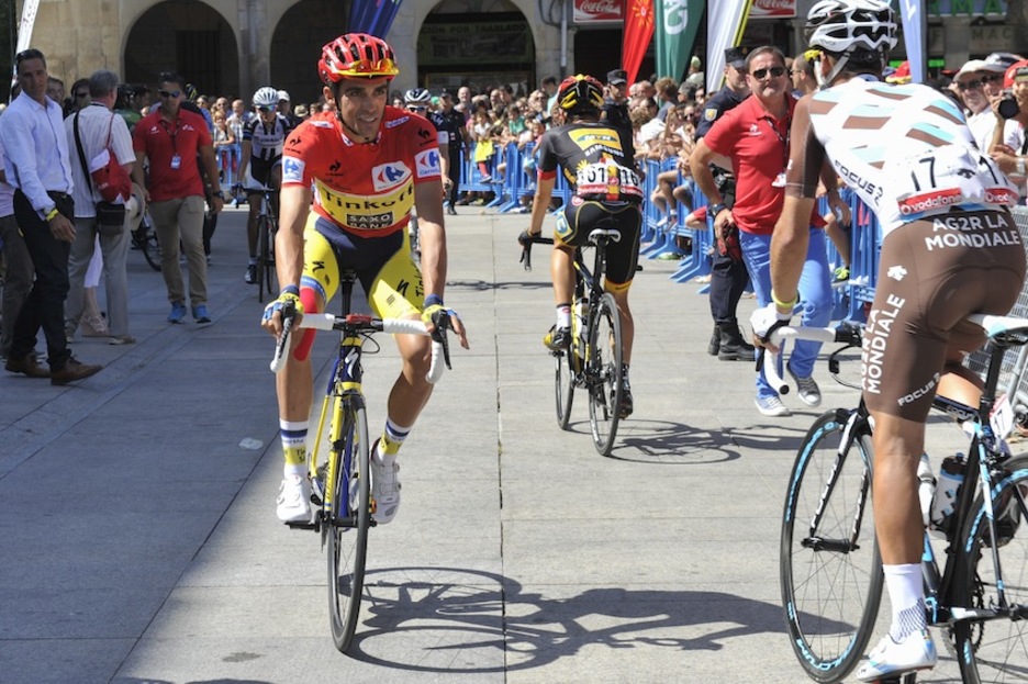 Alberto Contador, liderraren elastiko gorriarekin. (Idoia ZABALETA/ARGAZKI PRESS)