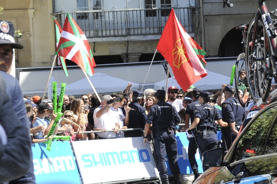 Ikurrinak eta Nafarroako banderak eraman dituztenen aurka egin du Polizia espainolak. (Idoia ZABALETA/ARGAZKI PRESS)