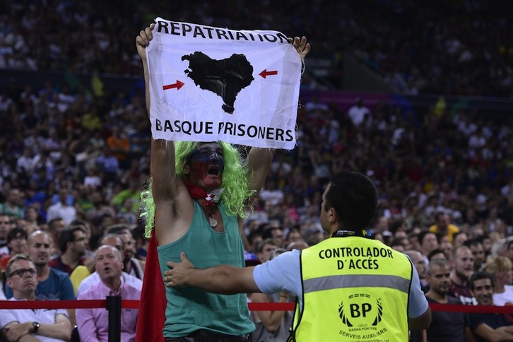 Imagen de la persona que ha reivindicado la repatriación de los presos en el Mundial de Baloncesto. (Josep LAGO/AFP)