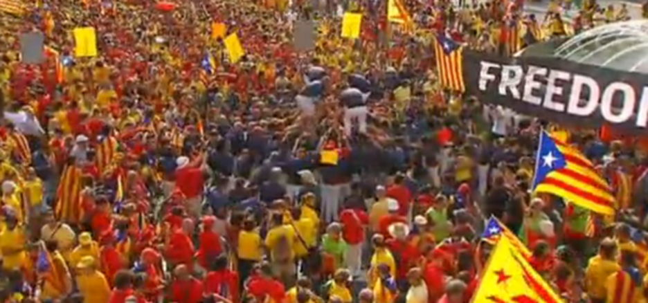 Castellers a lo largo del recorrido, minutos antes de dar inicio a la movilización. (@ancSvizzera)