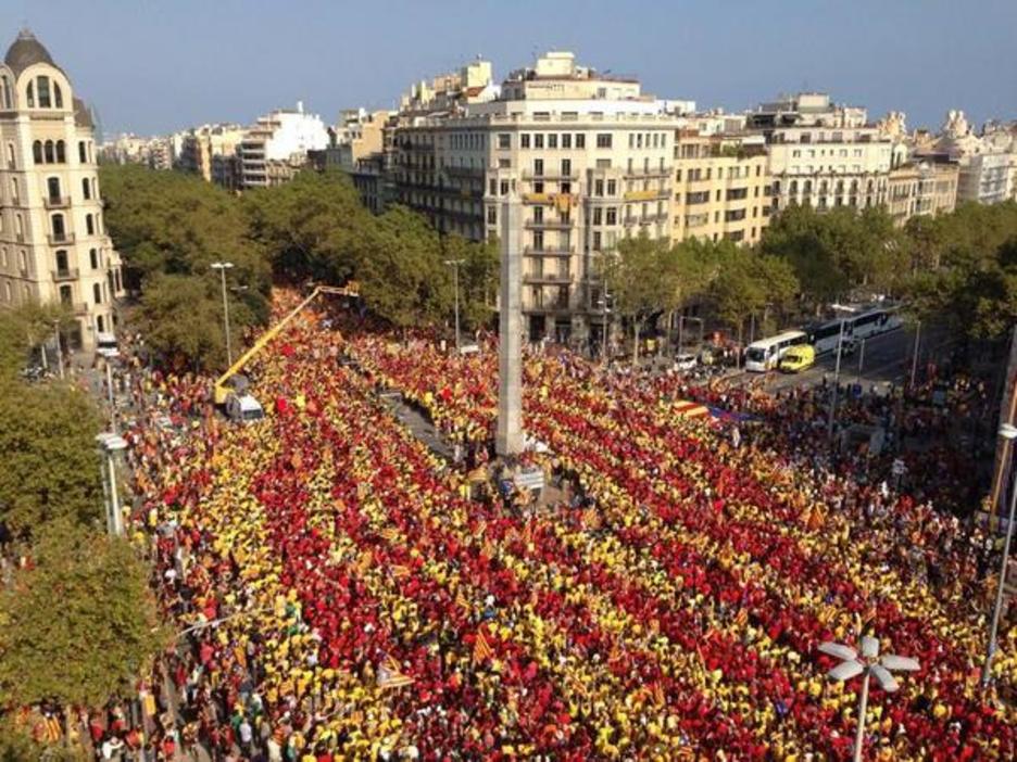 En el cruce entre la Diagonal y Gràcia se ha formado una doble senyera. (@Araeslhora)