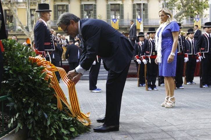Artur Mas, ayer, durante la ofrenda floral al monumento a Rafael Casanova. (Quique GARCÍA/AFP PHOTO)