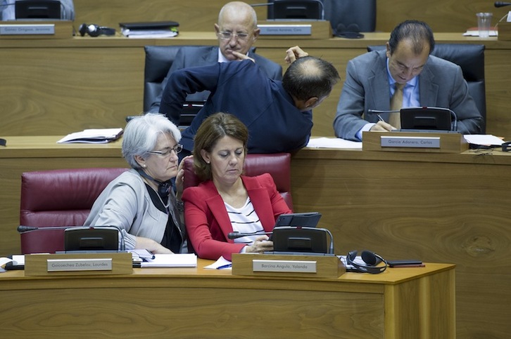 Yolanda Barcina y Lourdes Goicoechea, durante el pleno sobre el autogobierno fiscal del miércoles. (Iñigo URIZ/ARGAZKI PRESS)