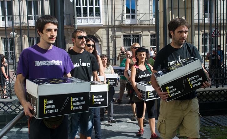  Fracking Ez entrega en el Parlamento de Gasteiz las más de 103.000 firmas recogidas. (Raul BOGAJO/ARGAZKI PRESS)