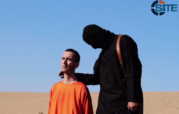 Imagen tomada del vídeo con la decapitación de Haines. (AFP)