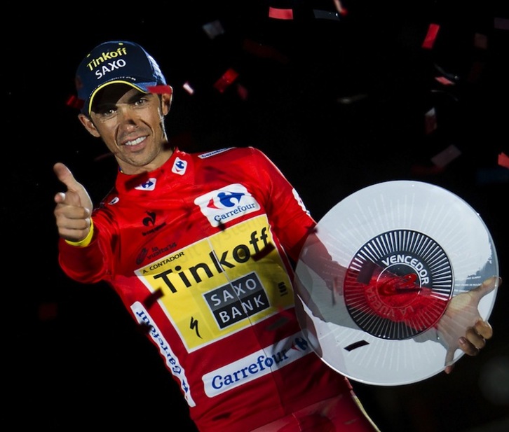 Contador celebra su victoria en el podium. (Jaime REINA/AFP)