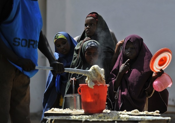 Niñas somalíes desplazadas aguardan el reparto de comida en un centro de la ONU. (Tony KARUMBA/AFP PHOTO)