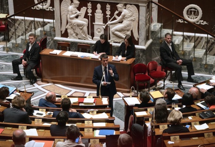 Manuel Valls interviene antes de la votación en la Asamblea francesa. (Eric FEFERBERG/AFP) 