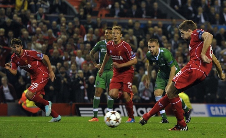 Este penalti de Gerrard ha dado los tres puntos al Liverpool en el minuto 93. (Paul ELLIS / AFP)