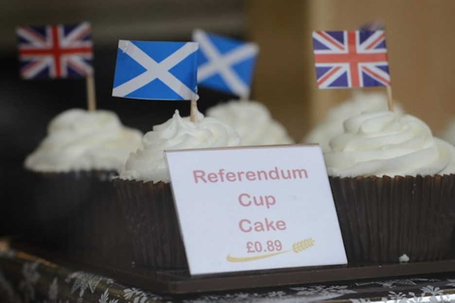 La campaña para el referéndum puede hacerse también sobre los cupcake. (Leon NEAL/AFP PHOTO)