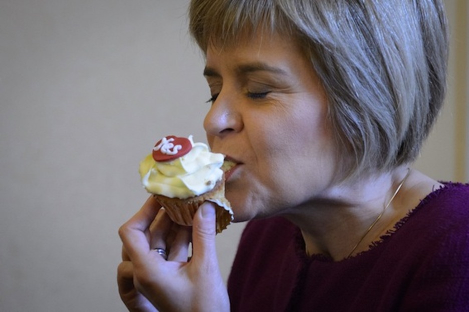 La viceministra principal del Ejecutivo escocés, Nicola Sturgeon, también se ha comido su cupcake. (Leon NEAL/AFP PHOTO)