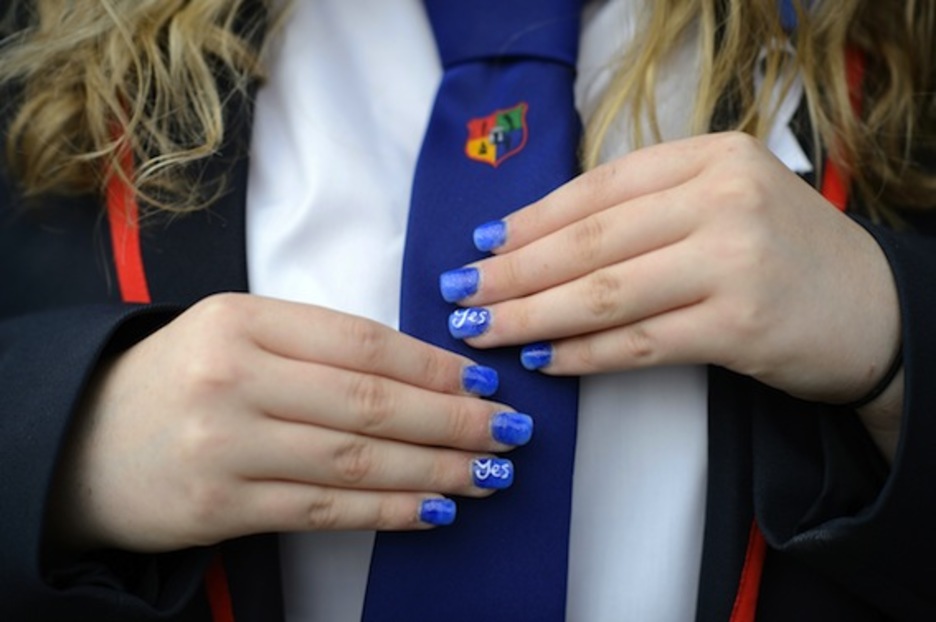 Cualquier soporte es bueno para hacer campaña, incluso las uñas. (Leon NEAL/AFP PHOTO)