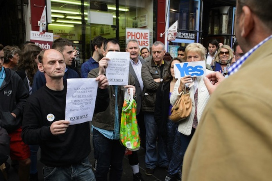 Favorables y contrarios a la independencia de Escocia debaten en plena calle, en Glasgow. (Leon NEAL/AFP PHOTO)